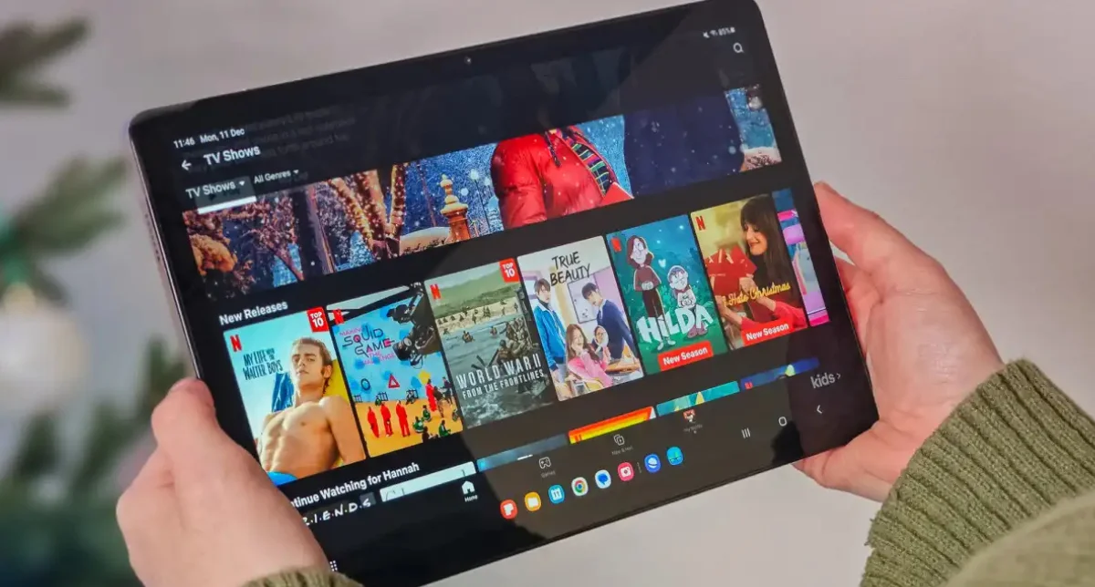 نمایشی از صفحهنمایش تبلت گلکسی تب A9 پلاس در یک برنامه در دست انسان