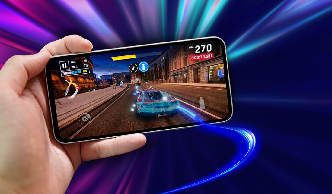 اجرای یک بازی در گوشی گلکسی a54 سامسونگ از نمای نزدیک