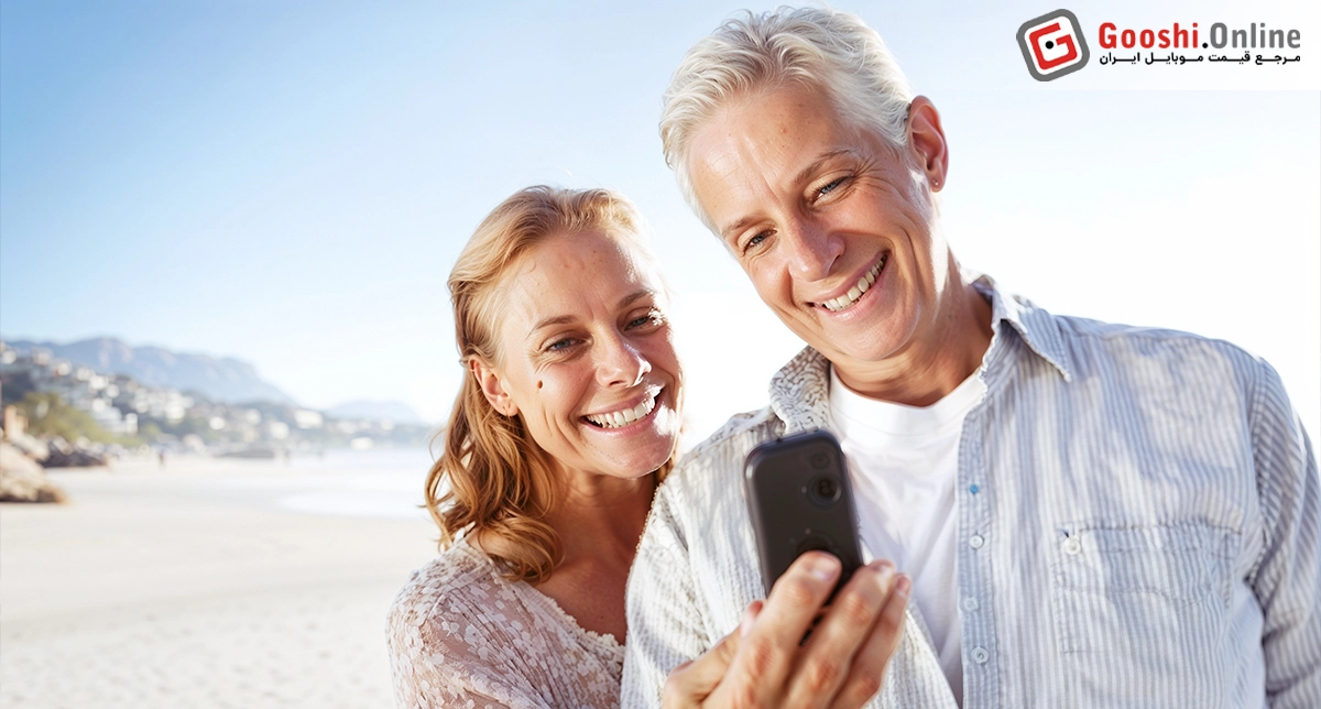 نمایش یک گوشی موبایل در دست یک سالمند