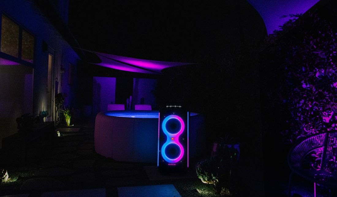 نورپردازی اسپیکر جی بی ال مدل نمای کلی و از نزدیک اسپیکر پرتابل بلوتوثی جی بی ال مدل PartyBox 710 در محیط تاریک