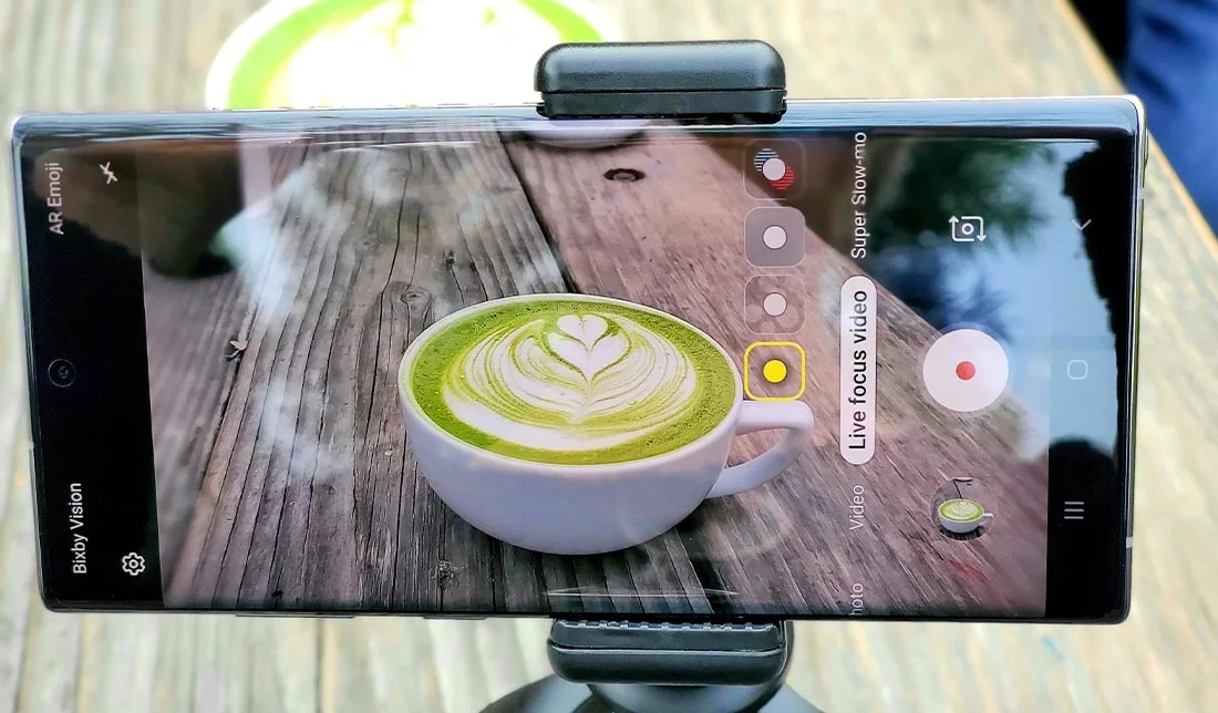 نمایش یک فیلم در حال ضبط با قابلیت لایو فوکوس در دوربین یک گوشی سامسونگ