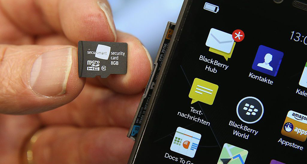 نمایش یک حافظه خارجی در کنار گوشی موبایل