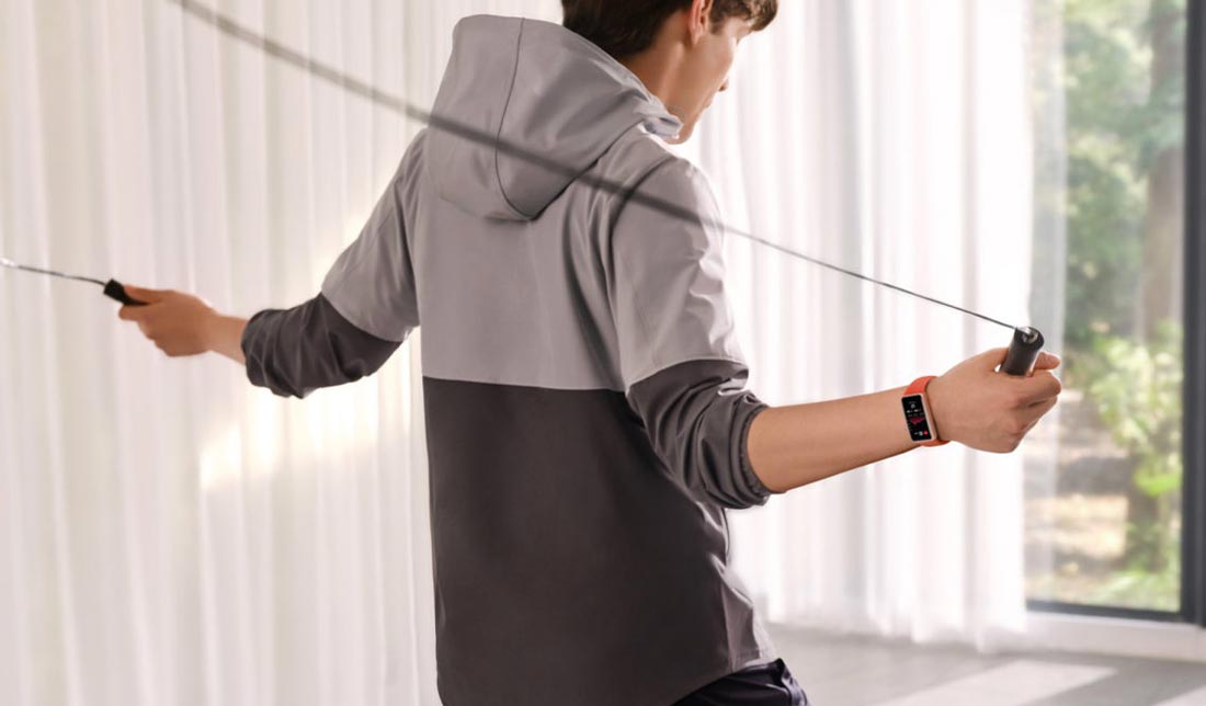 نمایش مچ‌بند هوشمند هواوی بند 6 در دست یک انسان در حال ورزش کردن