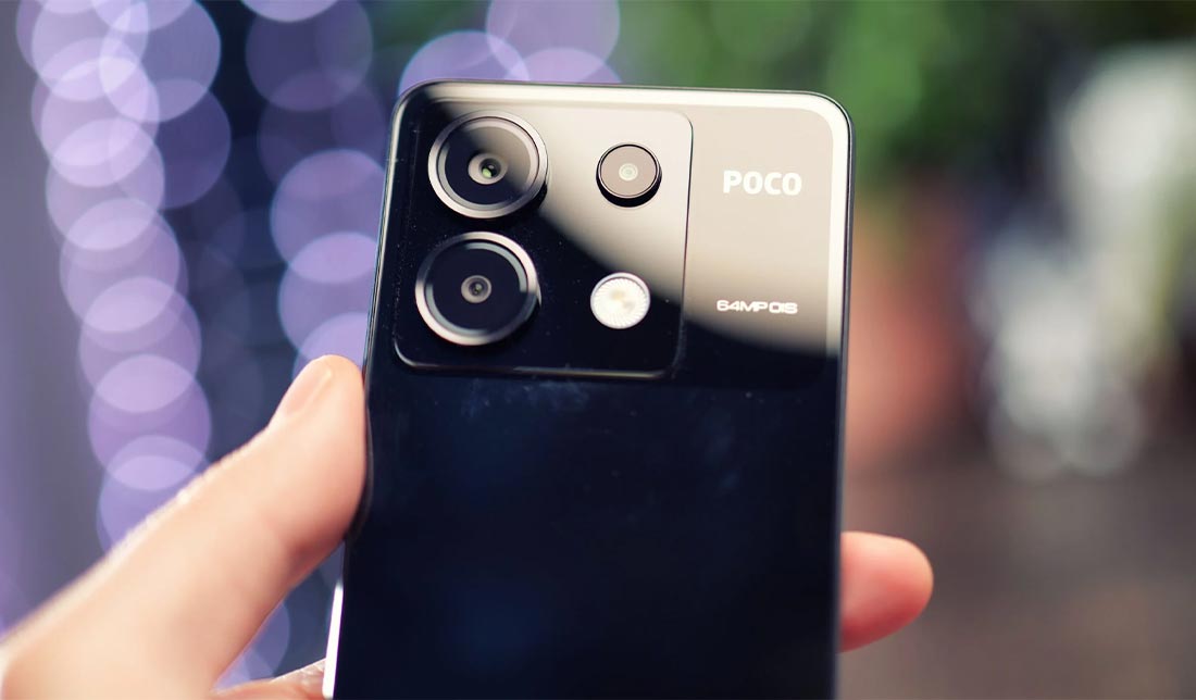 نمایشی از گوشی پوکو x6 در رنگ مشکی در دست انسان از نزدیک