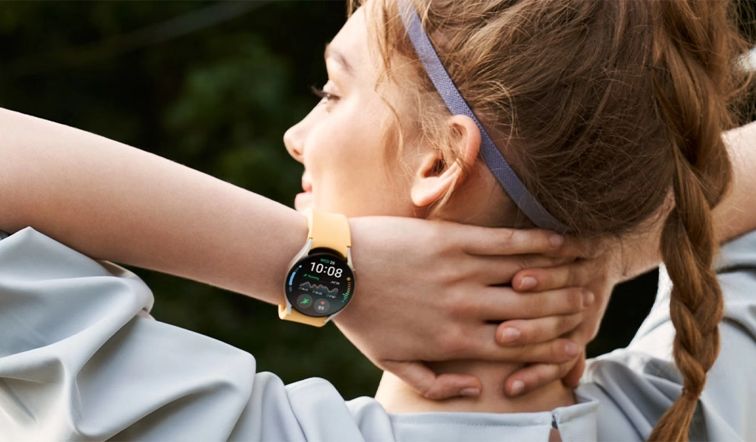 تصویری از یک شخص در حال ورزش که ساعت گلکسی واچ 6 سامسونگ در دست دارد