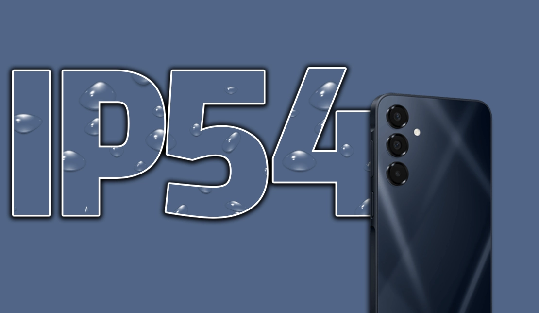 نمایش گوشی سامسونگ گلکسی A16 5G در رنگ سرمهای در کنار نمایش گواهی ضدآب آن