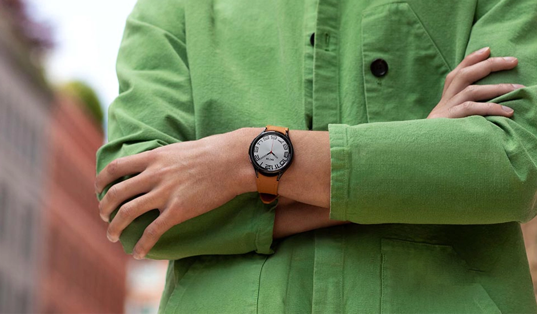 نمایش ساعت هوشمند گلکسی واچ 6 سامسونگ در دست انسان