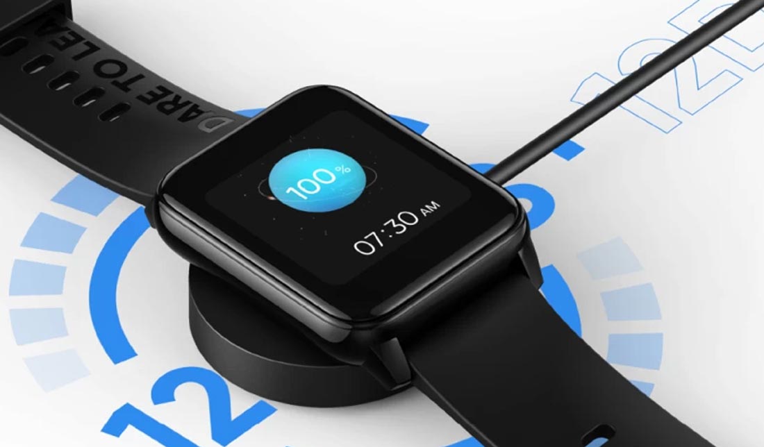 ساعت هوشمند ‏Mibro C2 درحال شارژ