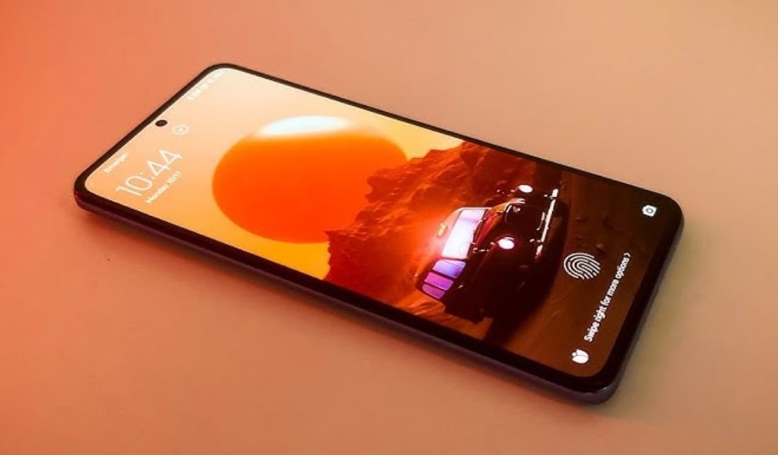 نمایی از صفحه‌نمایش گوشی شیائومی ردمی k50 از نزدیک