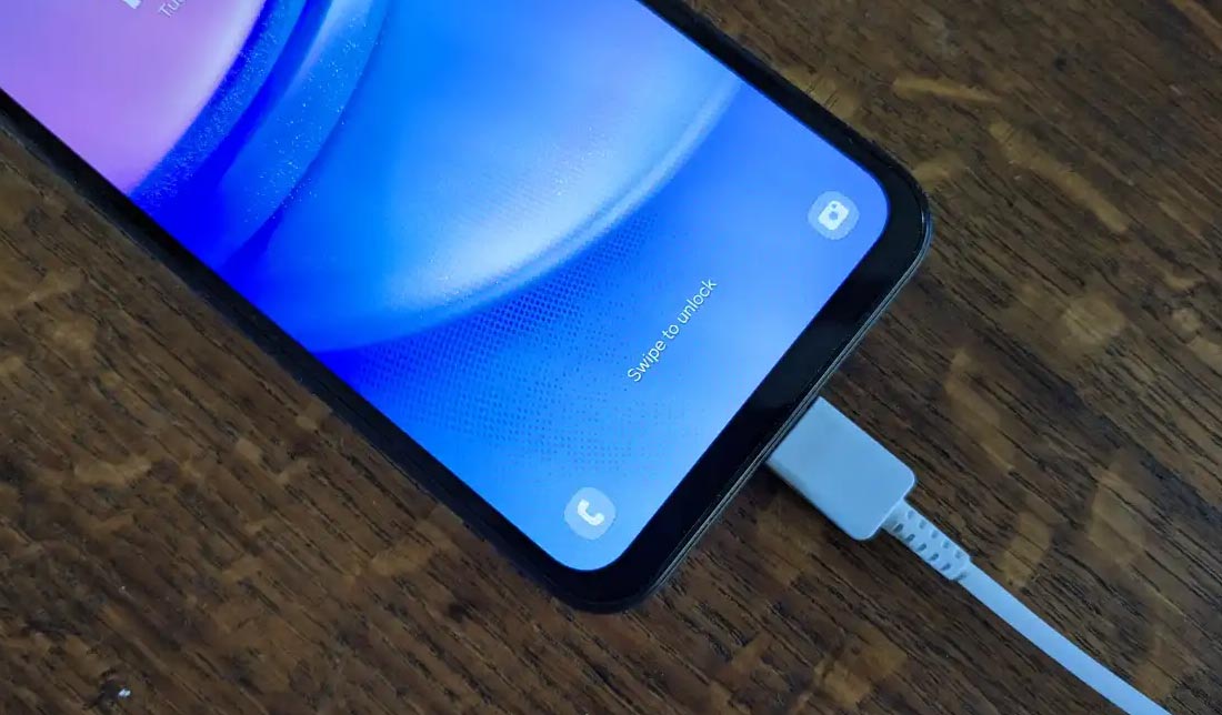 گوشی ‏A15‎ در حال شارژ 