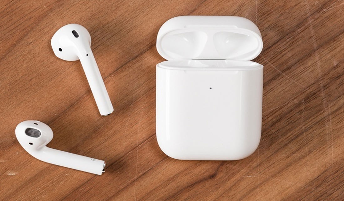 ایرپاد 2 به همراه کیس بر روی میز