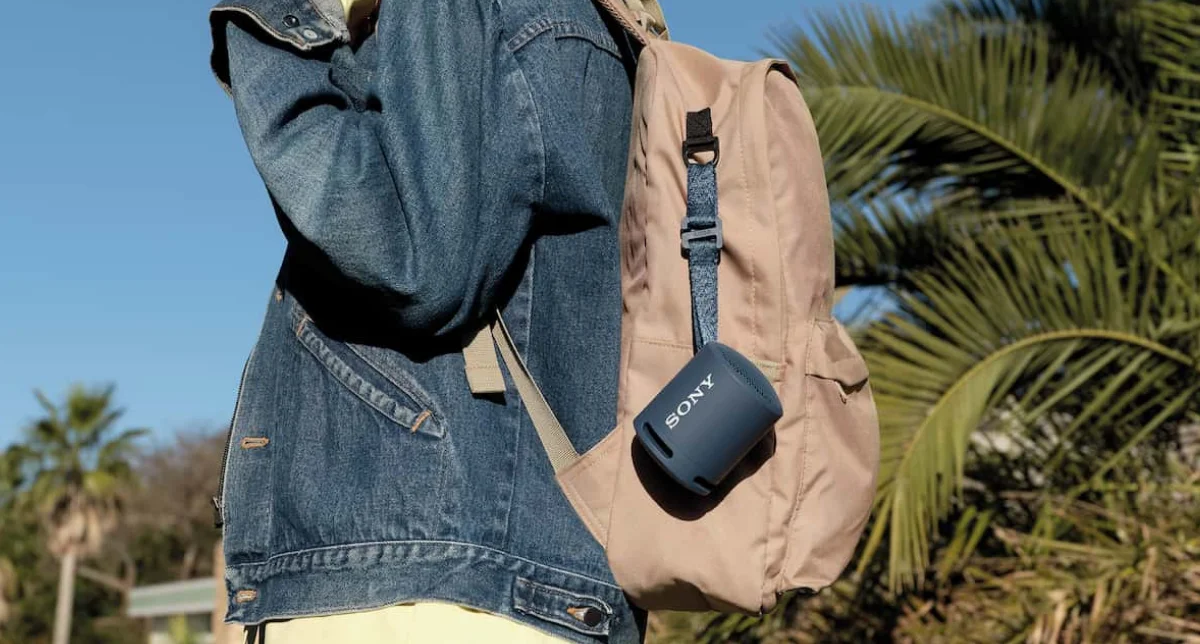 نمایش اسپیکر بلوتوثی سونی SRS-XB13 که به کوله پشتی آویزان شده است