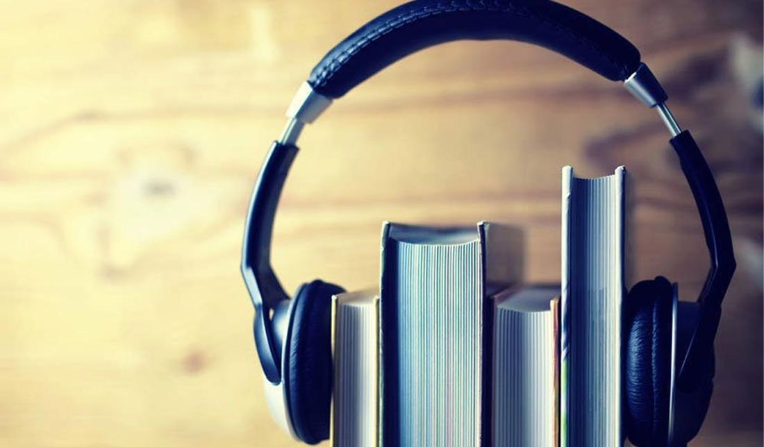 هدست بر روی کتاب