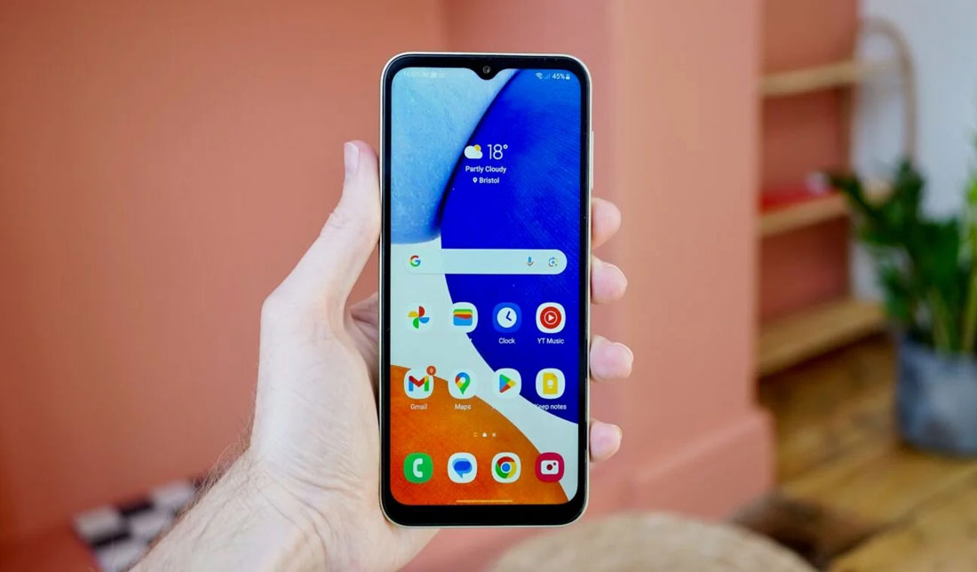 پنل جلویی گوشی گلکسی A14 سامسونگ در دست کاربر