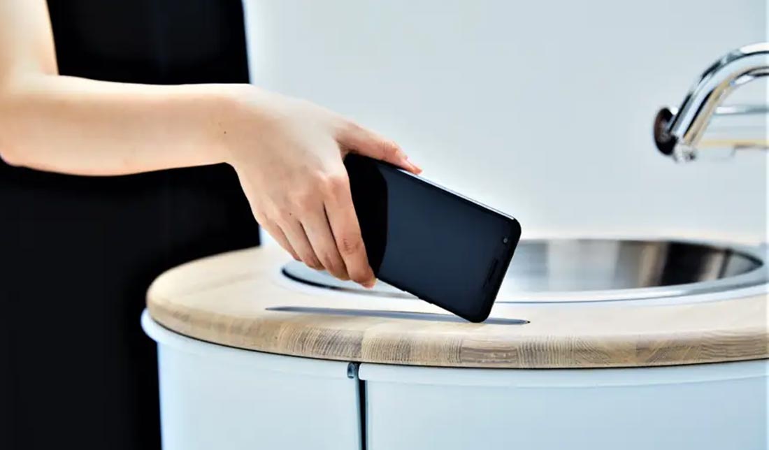 فضای محافظ گوشی دربرابر آب، تعبیه شده در کنار روشویی