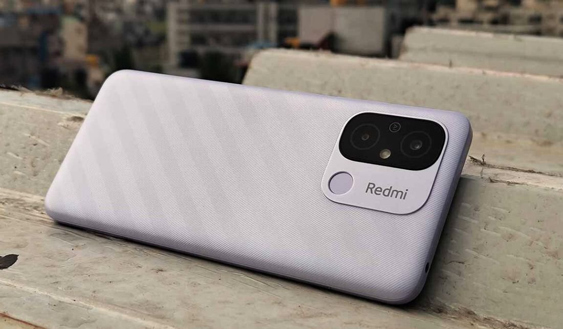 نمای نزدیک گوشی شیائومی ردمی 12c رنگ بنفش