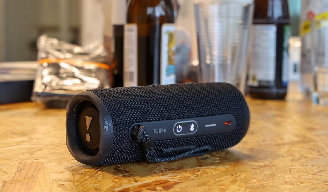 اسپیکر ‏JBL FLIP 6 بر روی میز