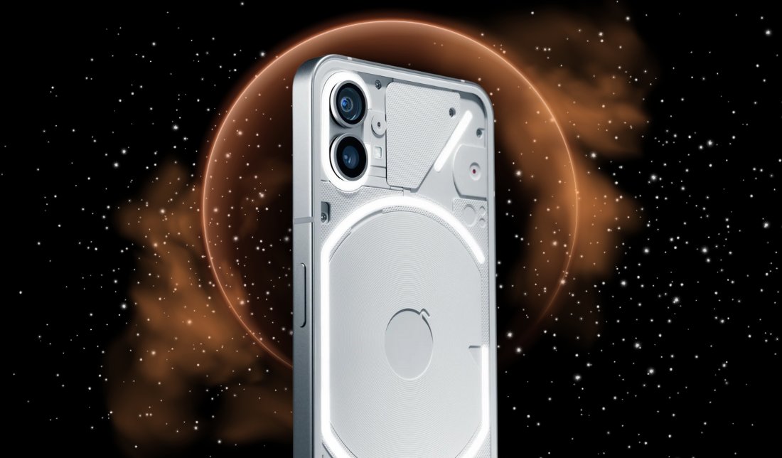 نمای پشت گوشی ناتینگ فون 1 در رنگ سفید