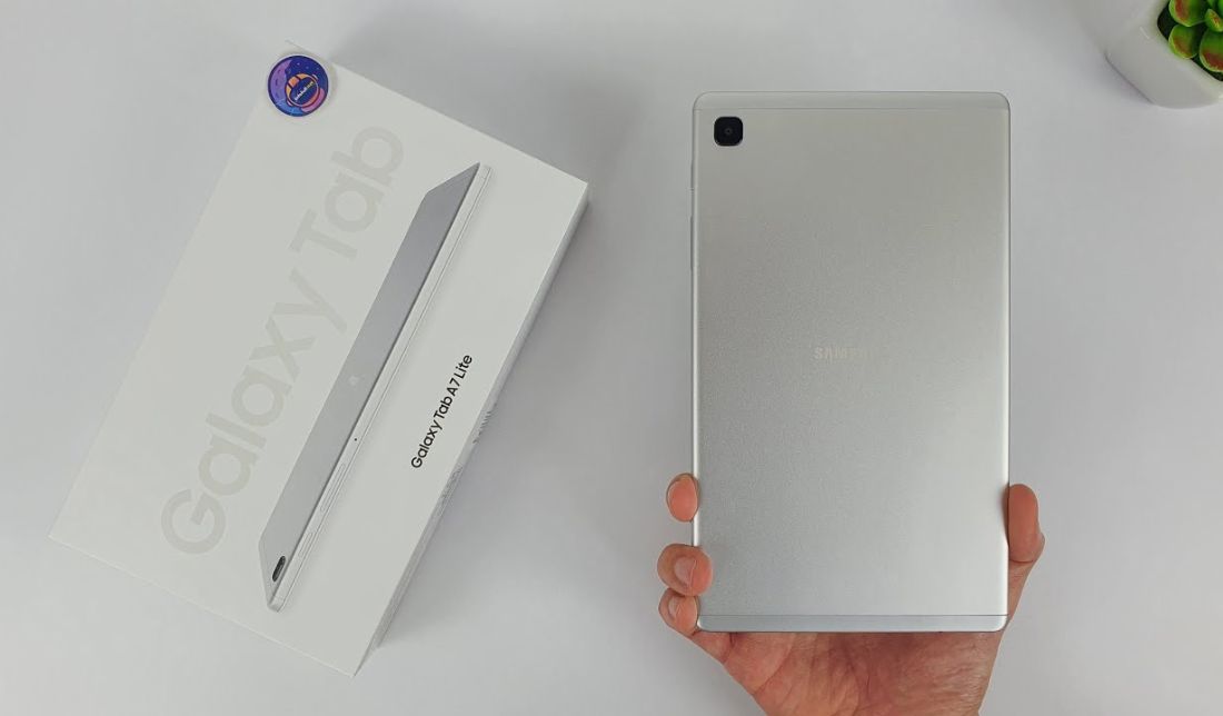 نمای پشت تبلت گلکسی Tab A7 Lite رنگ نقره‌ای