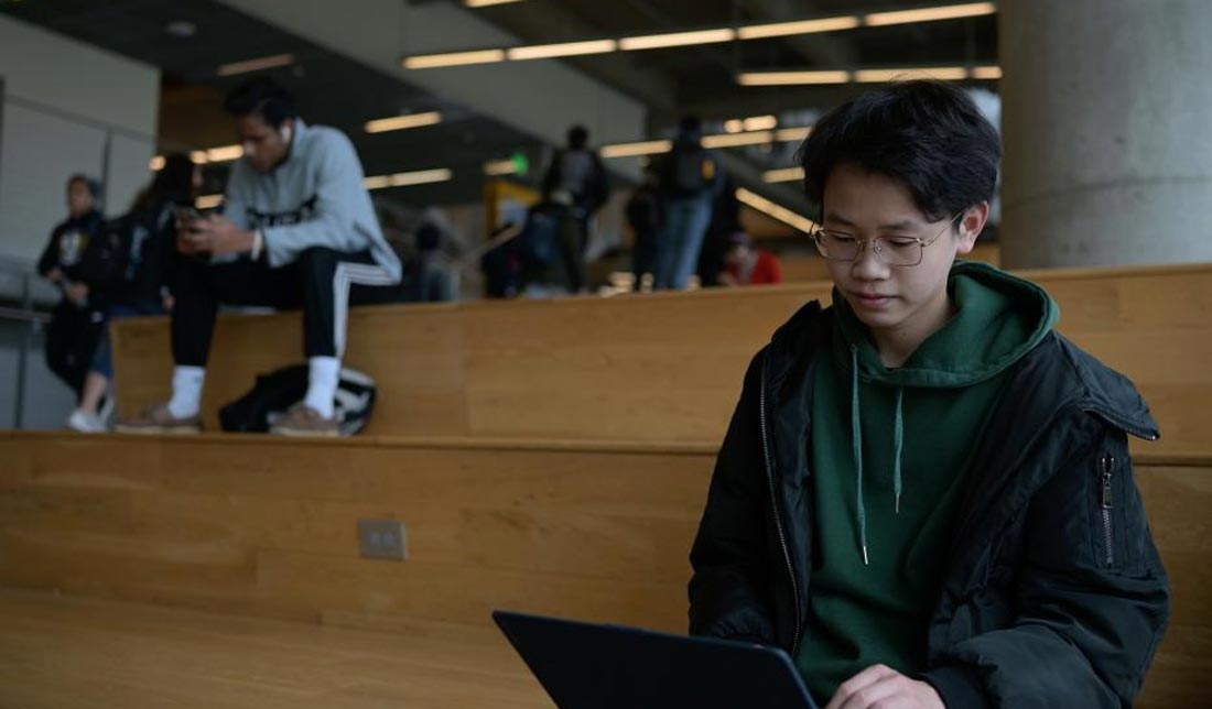 دانشجو درحال مطالعه در دانشگاه