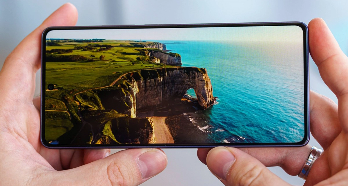 نمایش کیفیت صفحه یکی از گوشی‌های اقتصادی پوکو