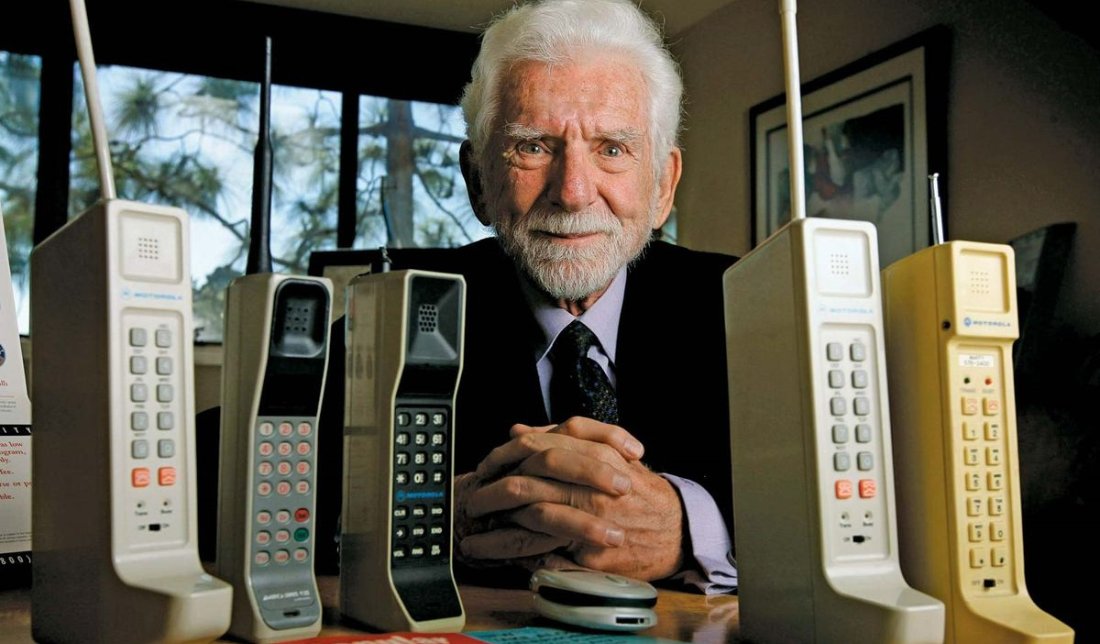 اولین گوشی موبایل جهان در کنار سازنده آن