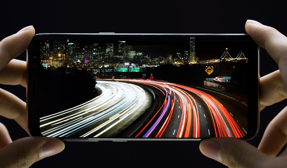 نمایش کیفیت LTPO AMOLED  در تصویر بر روی گوشی موبایل