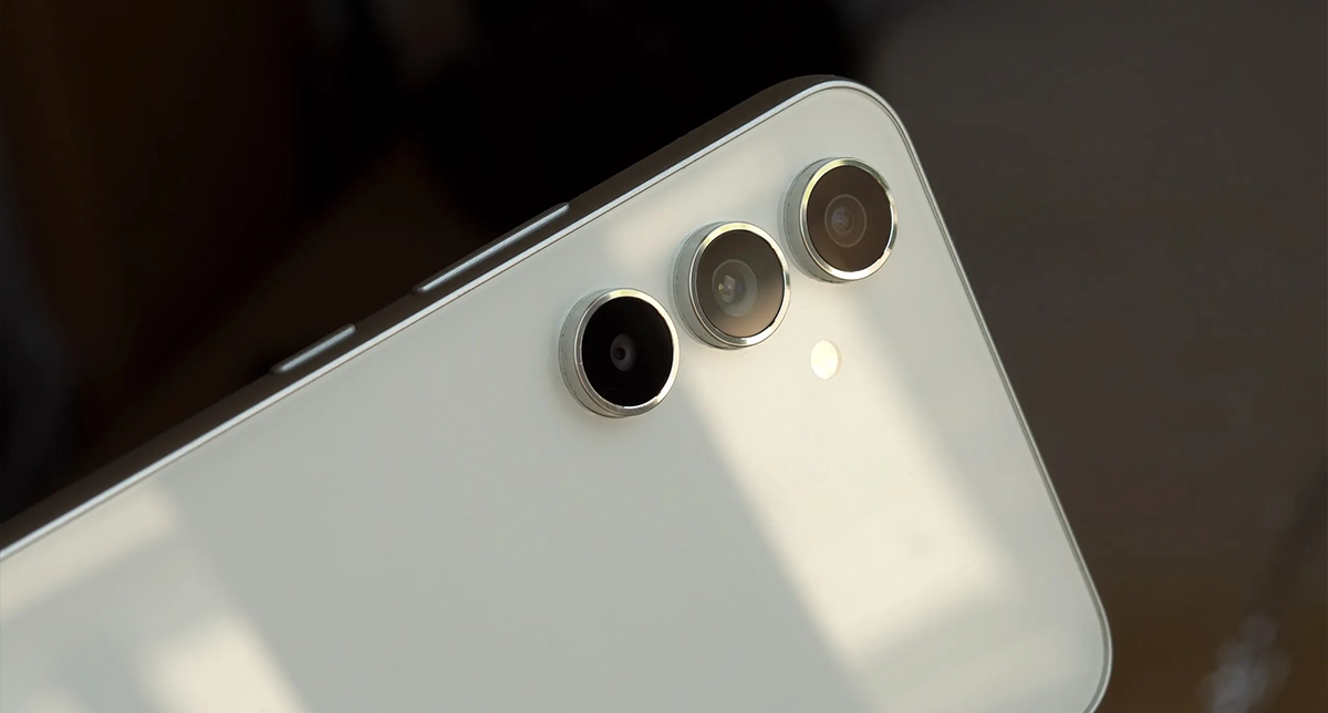 نمایش جزئیات پنل پشتی یکی از گوشی‌های میان‌رده مناسب عکاسی سامسونگ