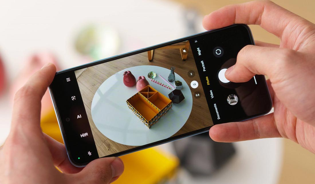 نمایش کیفیت دوربین گوشی شیائومی ردمی 12 در عکس‌برداری توسط انسان