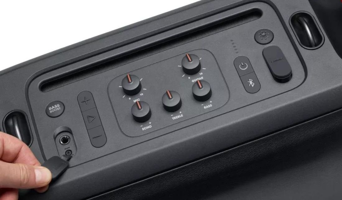 نمای نزدیک پنل بالای اسپیکر جی‌بی‌ال مدل Partybox on the go