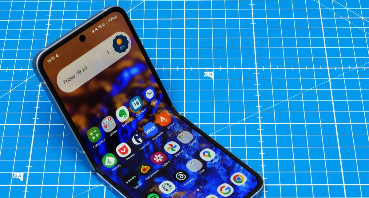 نمایش کیفیت صفحه گوشی سامسونگ گلکسی زد فلیپ 6