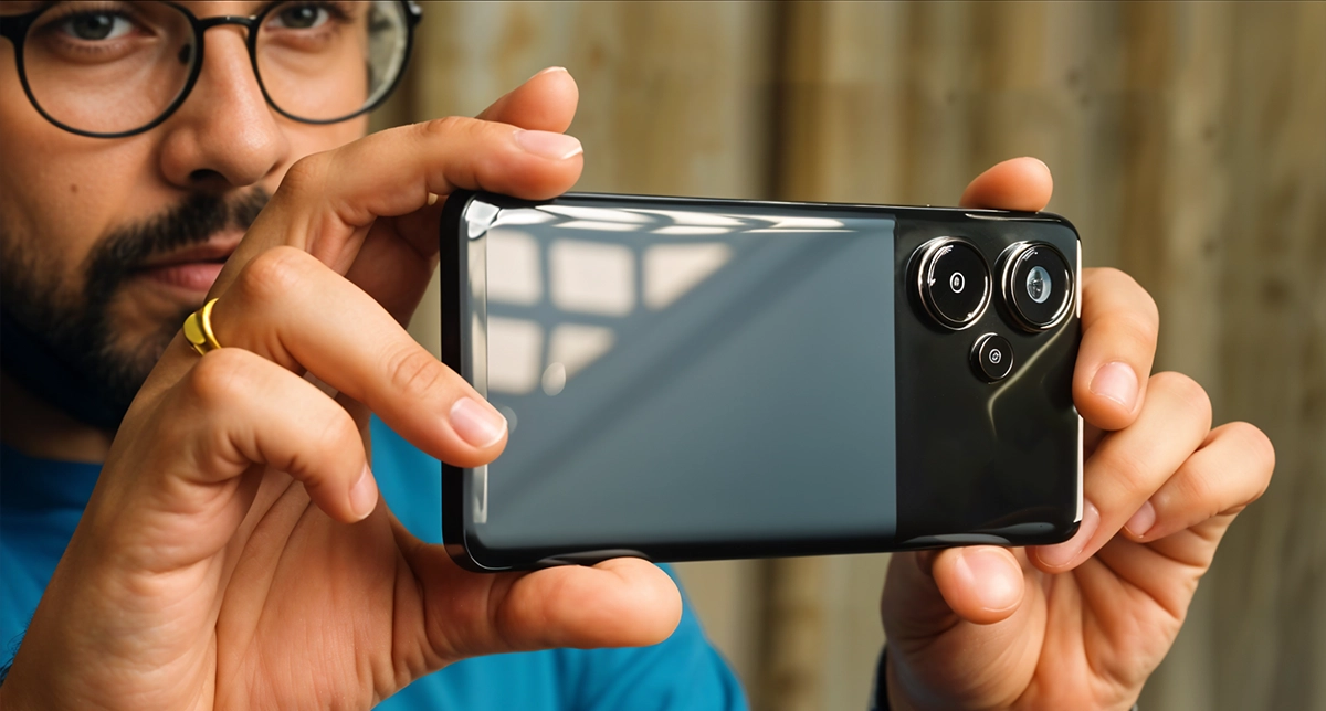یک شخص در حال عکاسی با گوشی اقتصادی شیائومی