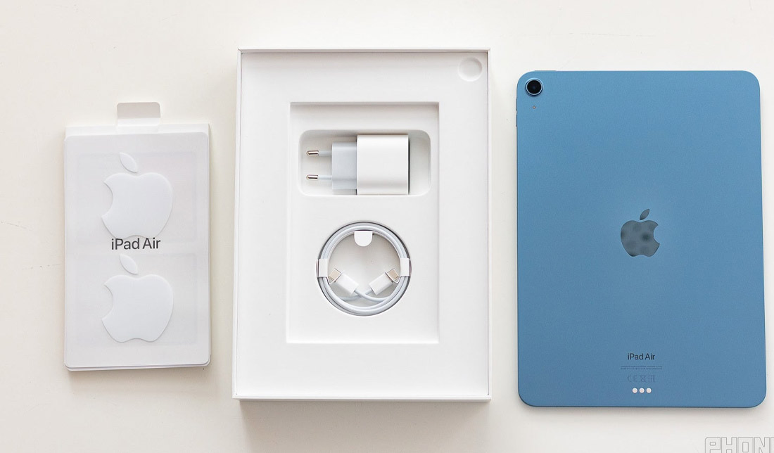 آیپد ایر 5 آبی به همراه وسایل جانبی کابل، آداپتور و دفترچه راهنما