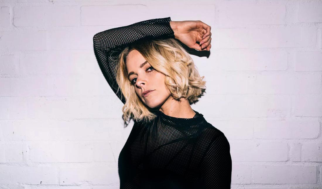 ژست حرفه‌ای برای گرفتن عکس (تیکه به دیوار، دهان نیمه باز، چشم‌ها کمی تنگ، دست بالای سر و گردن خمیده)