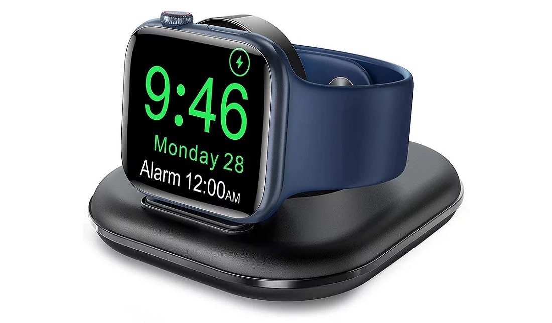 تصویر ساعت هوشمند اپل واچ SE (2021) در حال شارژ