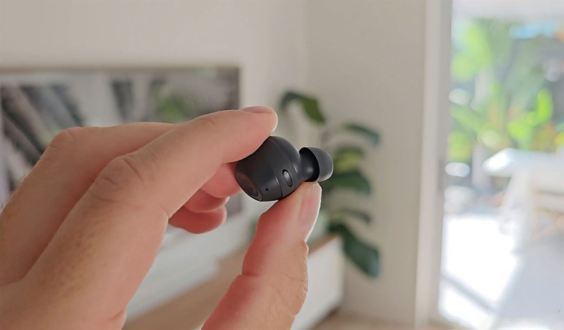 یک عدد گوشی هندزفری مشکی در دست کاربر