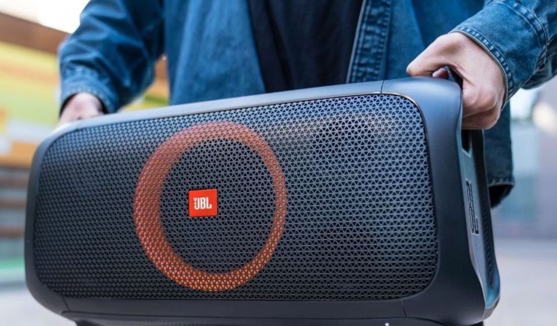 نمایش نحوه بلند کردن اسپیکر جی‌بی‌ال مدل Partybox on the go به کمک دستگیره‌های روی بدنه