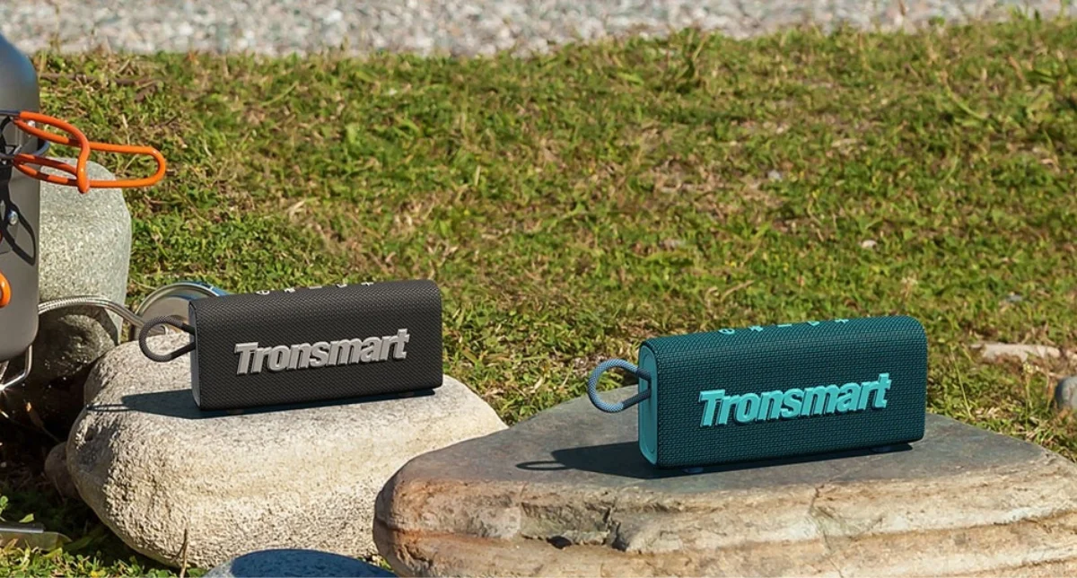 نمایش دو اسپیکر بلوتوثی قابل حمل در طبیعت 