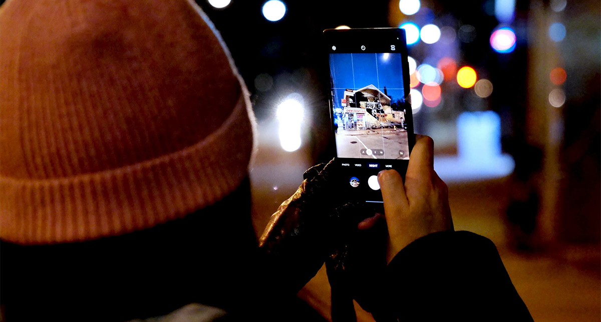 یک شخص در حال عکاسی با گوشی میان‌رده سامسونگ