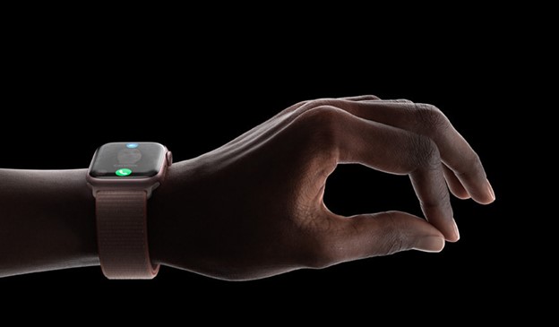 اپل واچ سفید بسته شده روی دست