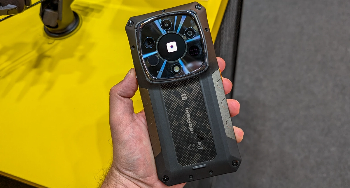 نمایش یکی از گوشی‌های مناسب سفر Ulefone در دست انسان