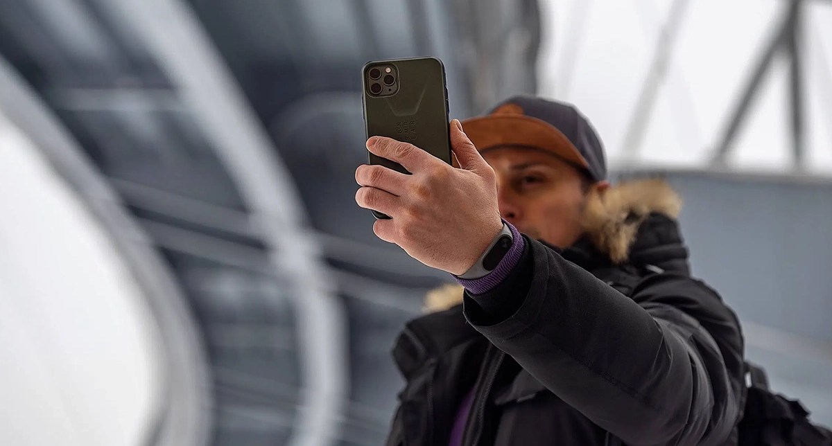 شخصی در حال استفاده از گوشی آیفون