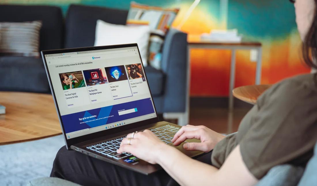 شخصی درحال وب گردی با لپ تاپ