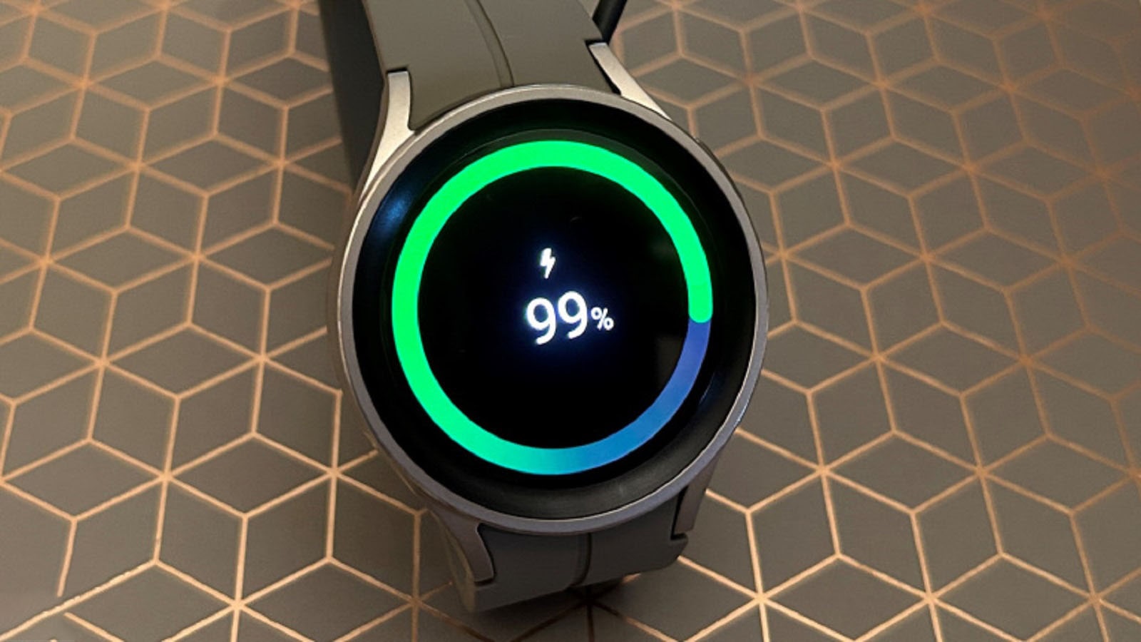 گلکسی واچ 5 پرو در حال شارژ باتری