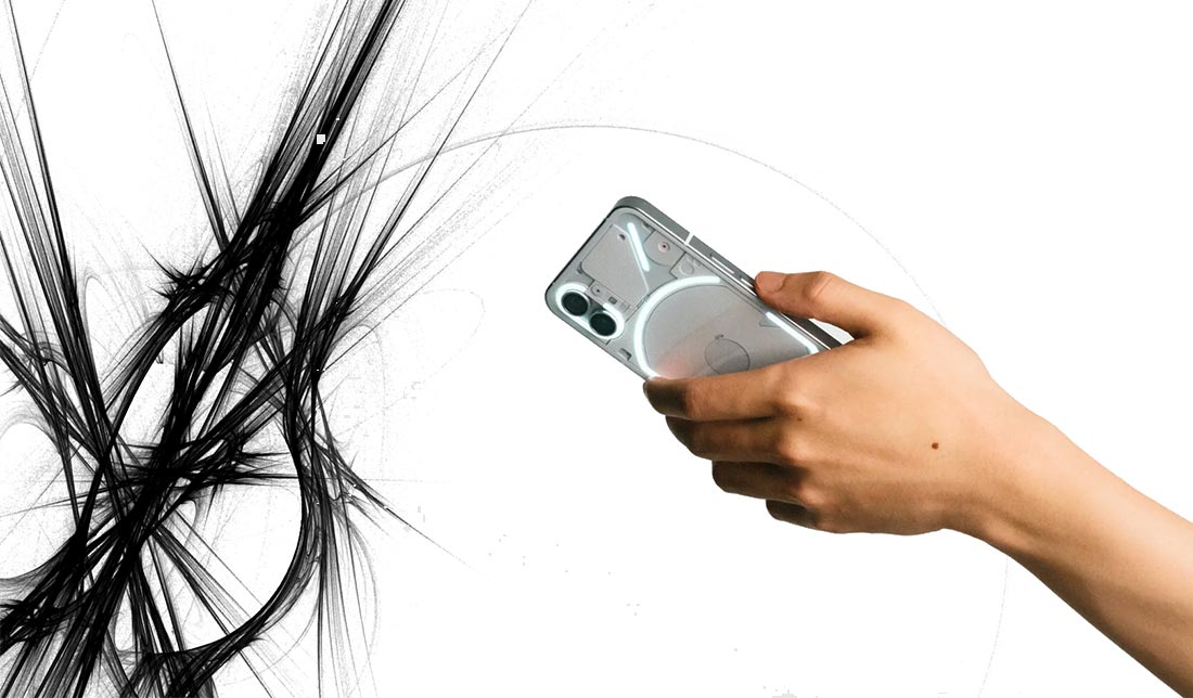 گوشی ناتینگ فون 1 در دست انسان در نرگ سفید