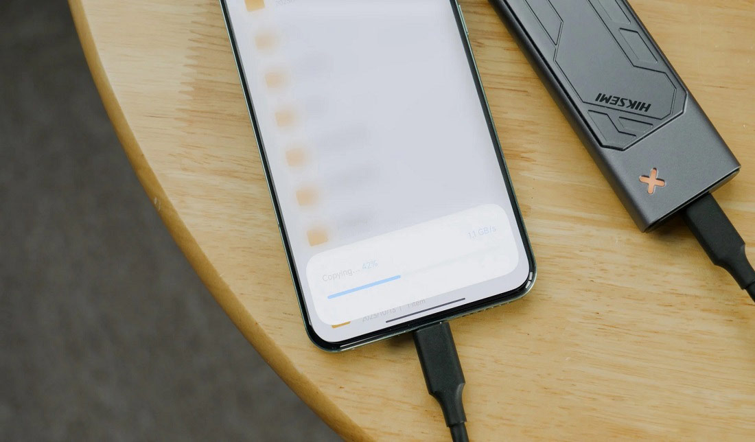 تصویر گوشی شیائومی 14 پرو در حال شارژ باتری