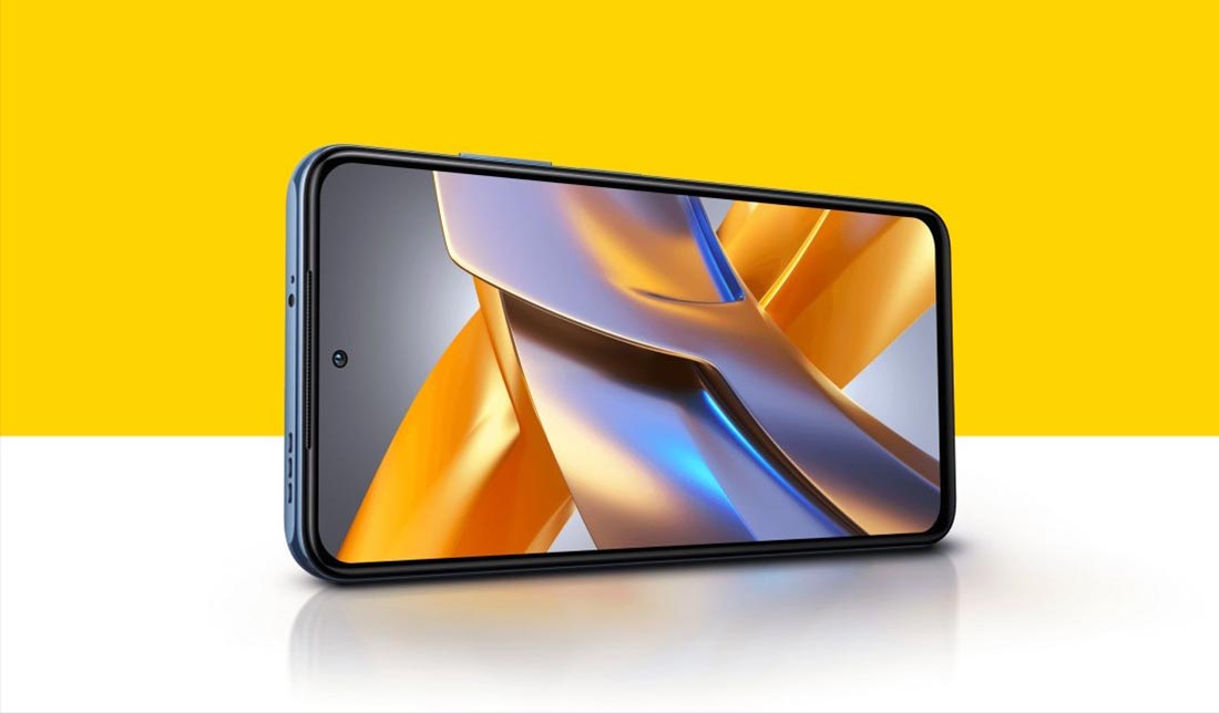 نمای نزدیک پنل جلویی گوشی شیائومی پوکو m5s برای نشان دادن کیفیت نمایشگر