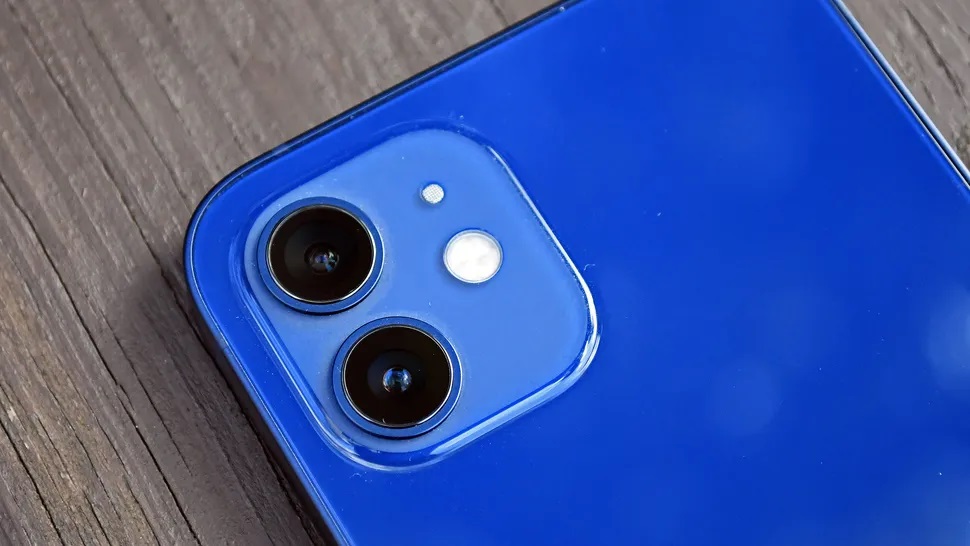 دوربین آیفون 12 رنگ آبی از نمای نزدیک