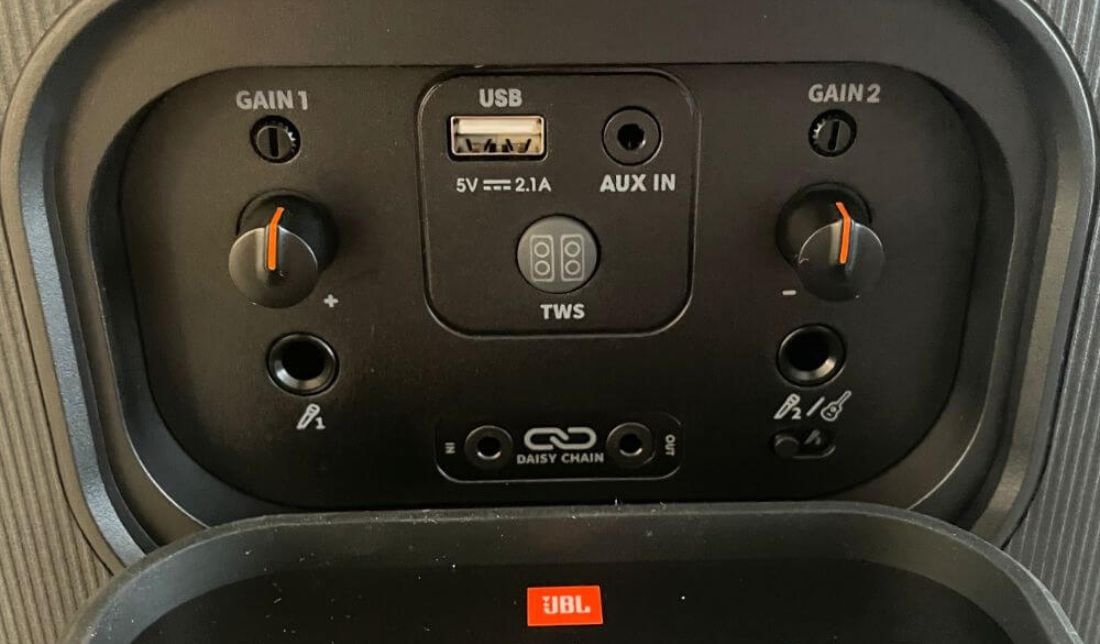 محل اتصال انواع کابل و usb در اسپیکر بلوتوثی جی بی ال مدل نمای کلی و از نزدیک اسپیکر پرتابل بلوتوثی جی بی ال مدل PartyBox 710 در قسمت پشت بدنه