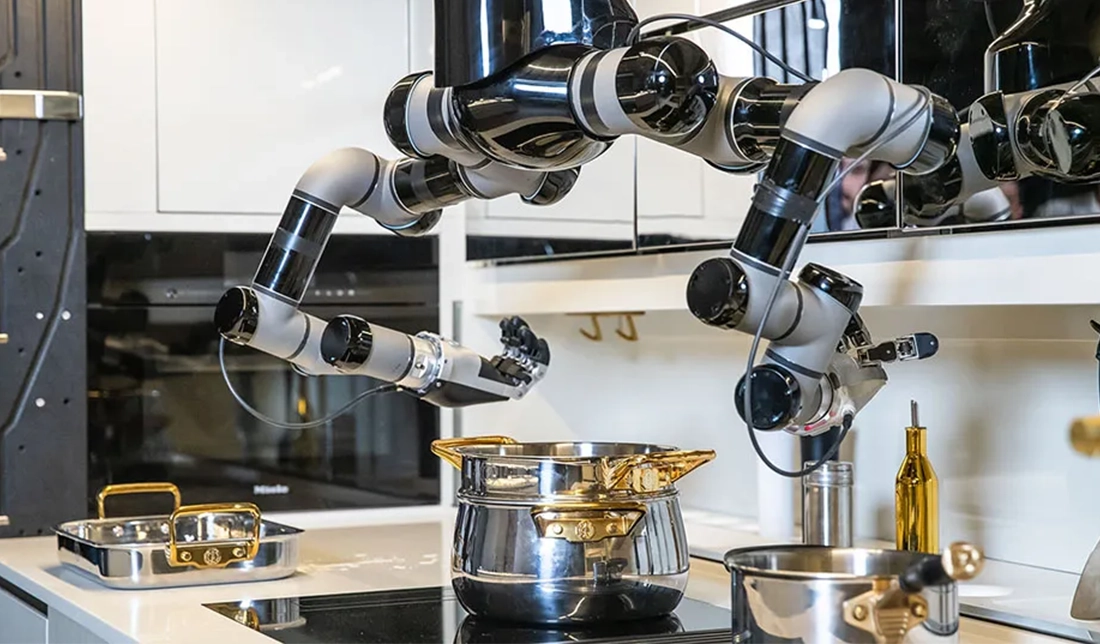 نمایش یک ربات آشپز در آشپزخانه در حال پخت غذا